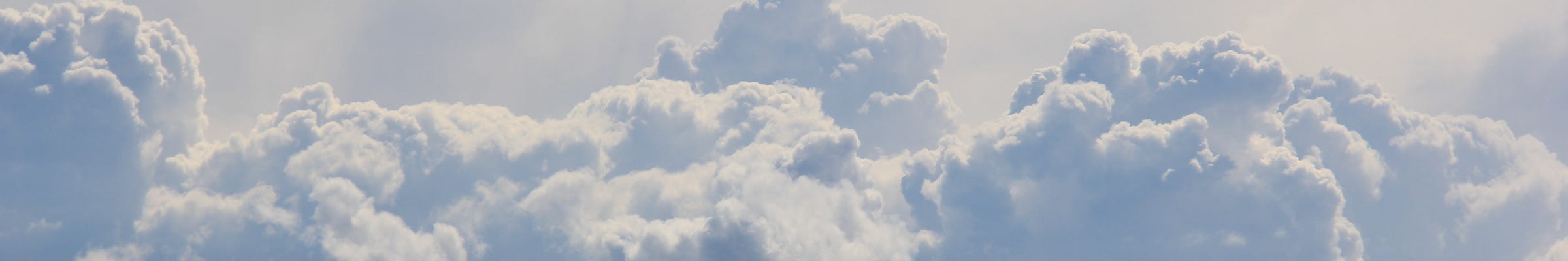 El enfriamiento evaporativo es un proceso natural donde se utiliza la evaporación del agua como medio para enfriar el aire, disminuir las emisiones de CO2 y al no utilizar ni compresor ni gas refrigerante tienen un menor impacto ambiental.