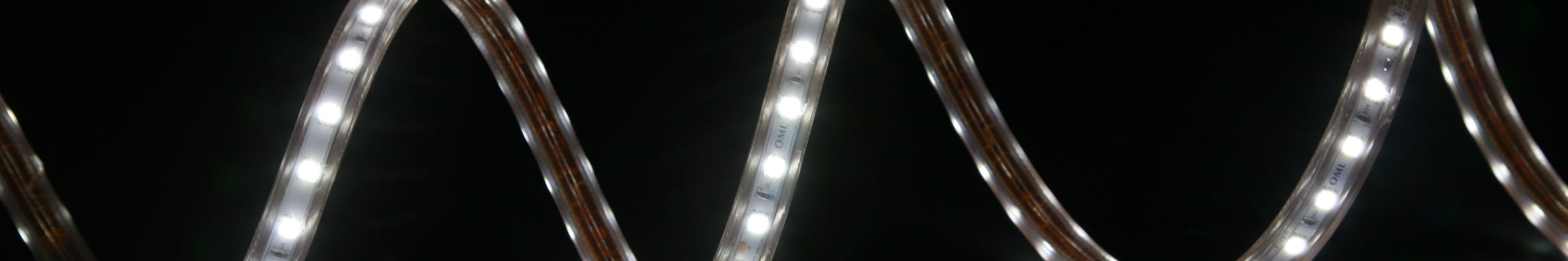 Otra aportación fue la sustitución e implantación, tanto en fábrica como en oficinas, de una iluminación tipo LED’S, reduciendo así de esta forma considerable el consumo eléctrico y disponer de una mayor cantidad de energía fotovoltaica.